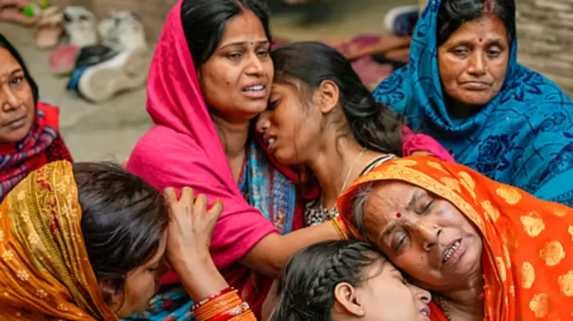 18 pessoas perderam a vida em uma debandada na estação ferroviária de Nova Délhi. Após a morte de seus entes queridos, as lágrimas dos olhos da família não estão tomando o nome de parar. Ele contou como foi a noite daquela noite, quando sua própria separação que nunca mais voltará. Ainda hoje, lágrimas cheias de lágrimas em direção à estação buscam seus entes queridos.