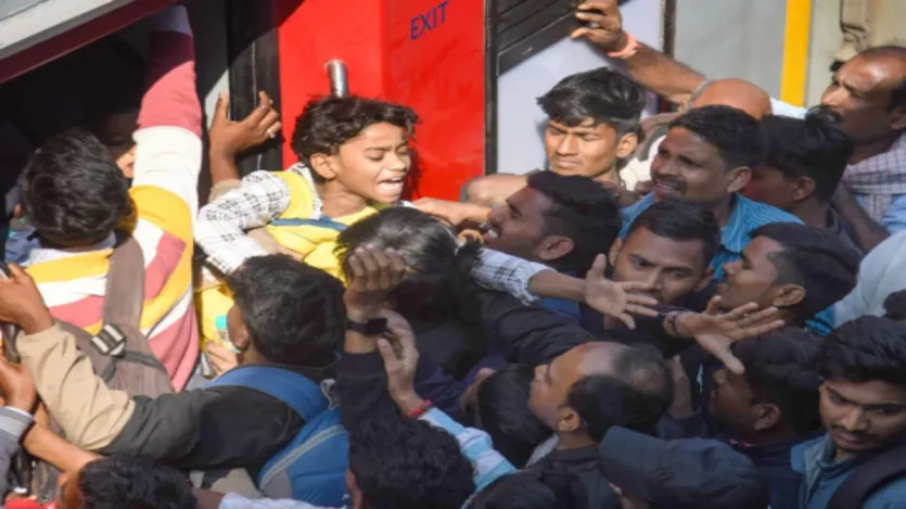 De acordo com fontes ferroviárias, um grande número de pessoas na plataforma 14 estava esperando o trem ir para Prayagraj, mas a venda de ingressos nos balcões continuou.