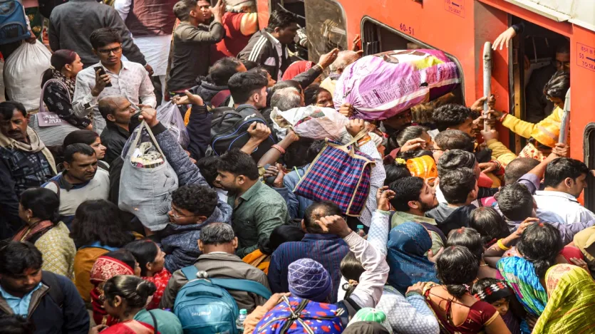 A polícia de Delhi disse que, devido a este acidente, os nomes dos mesmos trens e o atraso de muitos trens foram confusos. O incidente aconteceu devido à multidão de passageiros que vão a Prayagraj para Mahakumbh.