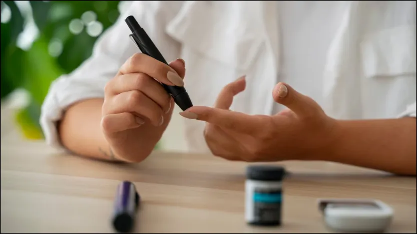 Muitas vezes as mãos das pessoas começam a tremer. Quando o nível de açúcar é reduzido em 4 mmol, muitos sintomas como fome, suor acentuado nas mãos são vistos. Se você também sentir algum desses sintomas, consulte imediatamente um médico e verifique seu nível de açúcar. Muitas vezes as mãos das pessoas começam a tremer. Quando o nível de açúcar é reduzido em 4 mmol, muitos sintomas como fome, suor acentuado nas mãos são vistos. Se você também sentir algum desses sintomas, consulte imediatamente um médico e verifique seu nível de açúcar.