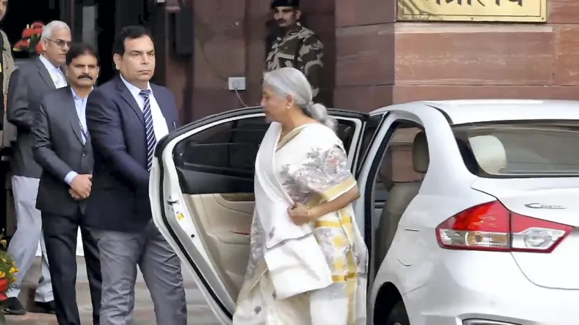 सीतारमण की बेटी वांग्मयी परकला ने जून 2023 में प्रधानमंत्री नरेंद्र मोदी के सहयोगी प्रतीक दोशी से बेंगलुरु में एक निजी समारोह में शादी रचाई थी। वांग्मयी लेखिका हैं। प्रतीक दोशी गुजरात से हैं। प्रतीक 2014 से प्रधानमंत्री के साथ काम कर रहे हैं। वर्तमान में वह PMO में OSD के रूप में कार्यरत हैं। सीतारमण की बेटी वांग्मयी परकला ने जून 2023 में प्रधानमंत्री नरेंद्र मोदी के सहयोगी प्रतीक दोशी से बेंगलुरु में एक निजी समारोह में शादी रचाई थी। वांग्मयी लेखिका हैं। प्रतीक दोशी गुजरात से हैं। प्रतीक 2014 से प्रधानमंत्री के साथ काम कर रहे हैं। वर्तमान में वह PMO में OSD के रूप में कार्यरत हैं।