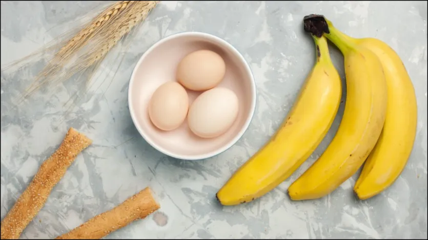 Ovos e bananas não devem ser comidos juntos. Comer bananas após os ovos pode causar danos. Como o ovo é rico em proteína e o potássio é muito rico em banana. Comer as duas coisas juntas faz com que o estômago fique pesado e há dificuldade em digerir.