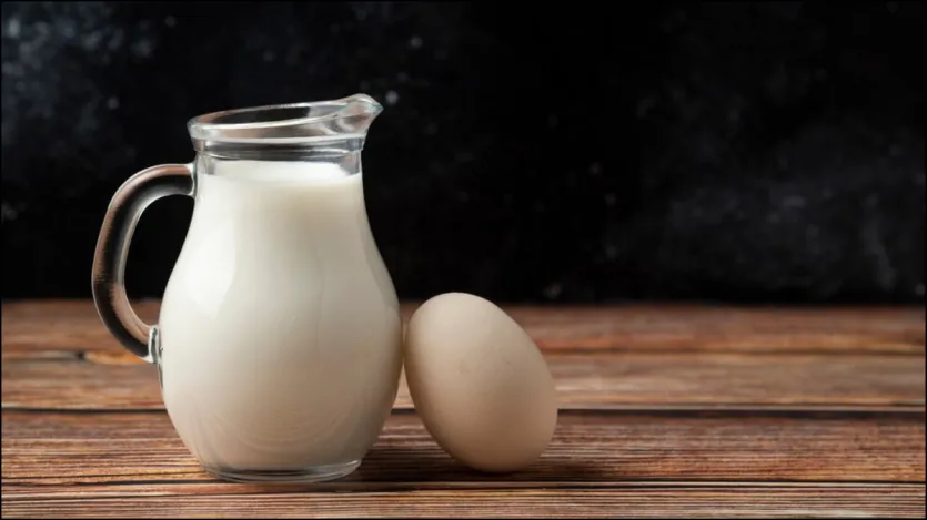O leite de soja não deve ser bebido com o ovo. Fazer isso pode causar indigestão e constipação. Os produtos lácteos não devem ser consumidos com ovos. Isso causa mais proteína no corpo, o que causa danos e isso não causa outros nutrientes ao corpo.