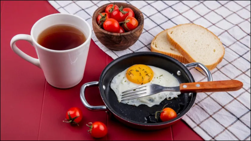 Muitas pessoas tomam chá ou café com ovos que não devem ser tomados. O sistema digestivo pode piorar com ovos ou imediatamente após beber chá. Comer ovos e cafeína pode causar constipação e problemas digestivos.
