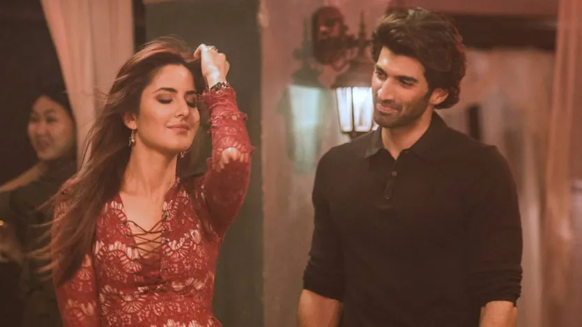 'Fitoor' foi lançado em 2016. Com base nas grandes expectativas de Charles Dickens, o filme é estrelado por Aditya Roy Kapoor, Katrina Kaif e Tabu nos papéis principais. O filme reflete relacionamentos complexos e amor unilateral entre os personagens. A história do filme foi bastante profunda, mas o desempenho das bilheterias do filme foi ruim. No momento, você definitivamente pode assistir a este filme. O filme está presente apenas em Netflix, G5 e Amaze Prime. 'Fitoor' foi lançado em 2016. Com base nas grandes expectativas de Charles Dickens, o filme é estrelado por Aditya Roy Kapoor, Katrina Kaif e Tabu nos papéis principais. O filme reflete relacionamentos complexos e amor unilateral entre os personagens. A história do filme foi bastante profunda, mas o desempenho das bilheterias do filme foi ruim. No momento, você definitivamente pode assistir a este filme. O filme está presente apenas em Netflix, G5 e Amaze Prime.