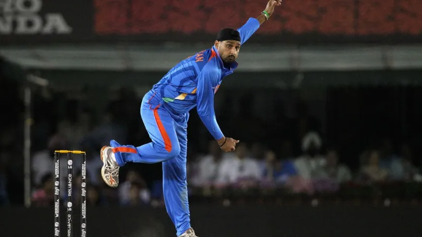 O quarto nome desta lista é do ex -veterano da Índia Off -Spinner Harbhajan Singh. Harbhajan levou 14 postigos neste torneio, dando corridas em 13 partidas a uma taxa de economia de 3,96. Seu melhor desempenho é 3/27. O quarto nome desta lista é do ex -veterano da Índia Off -Spinner Harbhajan Singh. Harbhajan levou 14 postigos neste torneio, dando corridas em 13 partidas a uma taxa de economia de 3,96. Seu melhor desempenho é 3/27.