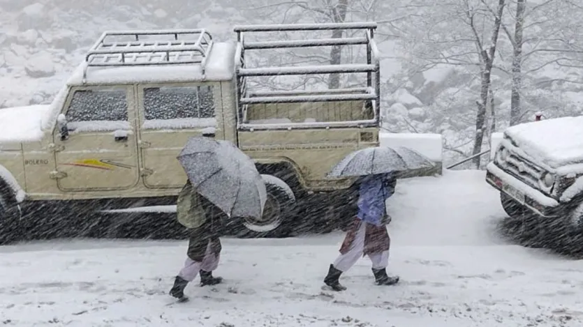 हालांकि कुल्लू में हुई बर्फबारी कुछ लोगों के लिए थोड़ी मुसीबत भी लाई है। तस्वीर में 2 बच्चियां अपने स्कूल जाने की जद्दोजहद में लगी हुई हैं।