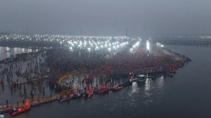 Pada kesempatan Basant Panchaami, Amrit III di Mahakumbh, ia mulai pada dini hari Senin, di mana jutaan orang dari dunia datang untuk berenang di Sungai Gange, Yamona dan Trevini Sanjam dari Saraswati.