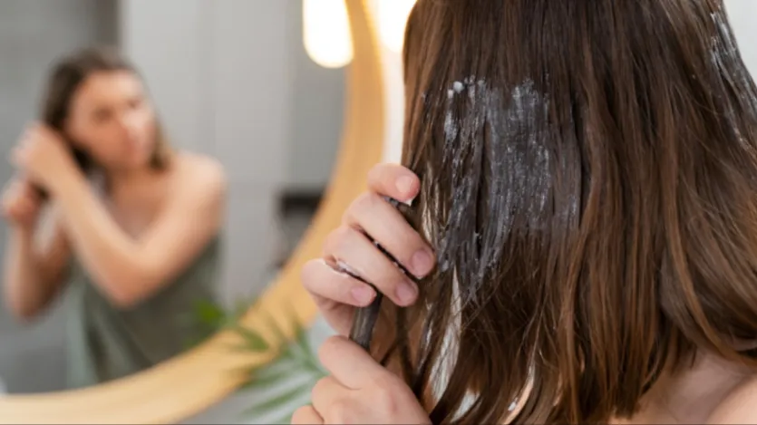 Saat rambut kering, masukkan masker rambut, Anda bisa mengoleskan masker rambut telur di rumah. Selain itu, buat pasta dengan mencampur madu dan pisang dan mengaplikasikannya dengan baik ke rambut. Letakkan masker rambut yogurt dan lemon di rambut minyak. Masukkan masker rambut selama 20 hingga 30 menit, lalu cuci dengan air bersih.