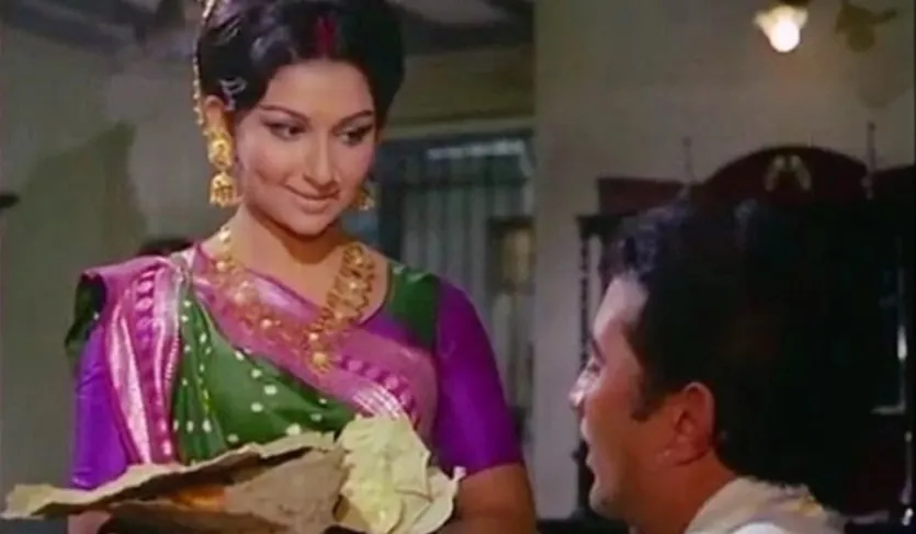 'अमर प्रेम' 1972 की सबसे प्यारी, खूबसूरत लव स्टोरी फिल्म है जो क्रेडिट रोल के बाद भी लंबे समय तक आपके साथ रहेगी। यह प्रेम और त्याग सिखाती है। इस फिल्म की कहानी समाज को चुनौती देने वाली है। राजेश खन्ना ने आनंद का किरदार निभाया है, जो एक दयालु व्यक्ति है और पुष्पा से प्यार करता है, जिसका किरदार शर्मिला टैगोर ने निभाया है।