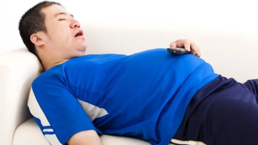 Ronco devido ao ganho de peso. Quando o peso de alguém aumenta, mais carne começa a pendurar no pescoço. Devido a essa carne enquanto deitado, o trato respiratório é pressionado e há dificuldade em respirar. Ronco devido ao ganho de peso. Quando o peso de alguém aumenta, mais carne começa a pendurar no pescoço. Devido a essa carne enquanto deitado, o trato respiratório é pressionado e há dificuldade em respirar.