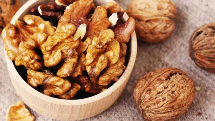 As nozes contêm muitos nutrientes necessários para manter os ossos fortes e saudáveis. Eles contêm quantidades importantes de cobre, manganês e magnésio; Tudo isso é essencial para a fabricação e manutenção de ossos. Além disso, os ácidos graxos ômega-3 encontrados nas nozes podem aumentar a absorção de cálcio, o que promove ainda mais a saúde óssea. As nozes contêm muitos nutrientes necessários para manter os ossos fortes e saudáveis. Eles contêm quantidades importantes de cobre, manganês e magnésio; Tudo isso é essencial para a fabricação e manutenção de ossos. Além disso, os ácidos graxos ômega-3 encontrados nas nozes podem aumentar a absorção de cálcio, o que promove ainda mais a saúde óssea.