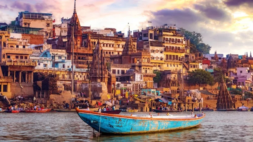O mais famoso Dasashwamedh Ghat de Varanasi é conhecido por Ganga Aarti. Todas as noites, o ghat é iluminado com lâmpadas destacadas de fogo, onde os padres realizam rituais que hipnotizam as pessoas. Aarti com mantras e hinos cria atmosfera inesquecível. O mais famoso Dasashwamedh Ghat de Varanasi é conhecido por Ganga Aarti. Todas as noites, o ghat é iluminado com lâmpadas destacadas de fogo, onde os padres realizam rituais que hipnotizam as pessoas. Aarti com mantras e hinos cria atmosfera inesquecível.