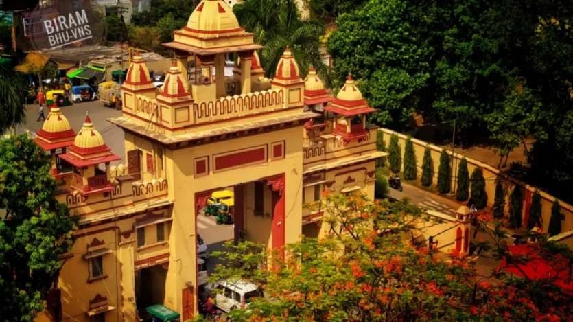 Universidade Hindu de Banaras Esta não é apenas uma instituição educacional, mas também um local cultural em Varanasi. Fundada em 1916 por Pandit Madan Mohan Malaviya, é uma das maiores universidades da Ásia. Há um Museu Bharat Kala Bhavan nas instalações aqui, que mostra uma enorme coleção de arte indiana. Universidade Hindu de Banaras Esta não é apenas uma instituição educacional, mas também um local cultural em Varanasi. Fundada em 1916 por Pandit Madan Mohan Malaviya, é uma das maiores universidades da Ásia. Há um Museu Bharat Kala Bhavan nas instalações aqui, que mostra uma enorme coleção de arte indiana.