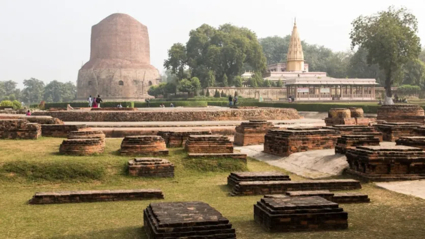 Sarnath é o lugar onde Lord Buda deu seu primeiro sermão depois de obter conhecimento. O local tem uma stupa dhamek, mosteiros antigos e museu arqueológico, que possui uma coleção de artes budistas. Se você está interessado na história, definitivamente vá para este lugar. Sarnath é o lugar onde Lord Buda deu seu primeiro sermão depois de obter conhecimento. O local tem uma stupa dhamek, mosteiros antigos e museu arqueológico, que possui uma coleção de artes budistas. Se você está interessado na história, definitivamente vá para este lugar.