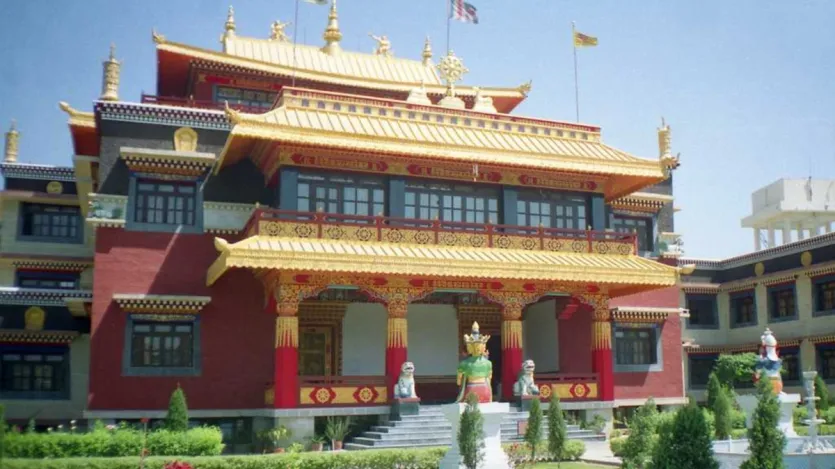 O templo tibetano de Varanasi é um símbolo de paz e estabilidade. A arquitetura tibetana tradicional deste templo oferece uma experiência espiritual única. A presença de monges budistas e o som dos sinos de canto e oração aumentam ainda mais a atmosfera sagrada do templo. O templo tibetano de Varanasi é um símbolo de paz e estabilidade. A arquitetura tibetana tradicional deste templo oferece uma experiência espiritual única. A presença de monges budistas e o som dos sinos de canto e oração aumentam ainda mais a atmosfera sagrada do templo.