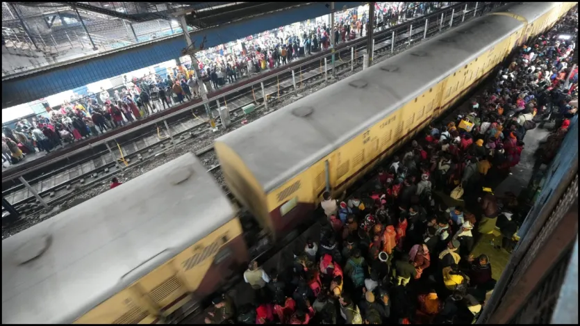 लोक नायक जय प्रकाश नारायण (एलएनजेपी) अस्पताल के सूत्र ने बताया कि अधिकांश लोगों को ऐसी चोटें आई हैं, जिनके लिए सर्जरी या आर्थोपेडिक उपचार की आवश्यकता है। प्रत्यक्षदर्शियों ने बताया कि स्टेशन पर भारी भीड़ के कारण कई यात्री दम घुटने के कारण बेहोश हो गए। एक यात्री धर्मेंद्र सिंह ने बताया, “मैं प्रयागराज जा रहा था लेकिन कई ट्रेनें देरी से चल रही थीं या रद्द कर दी गई थीं। स्टेशन पर बहुत भीड़ थी। मैंने इस स्टेशन पर पहली बार इतनी भीड़ देखी। मेरे सामने ही छह-सात महिलाओं को स्ट्रेचर पर ले जाया गया।”