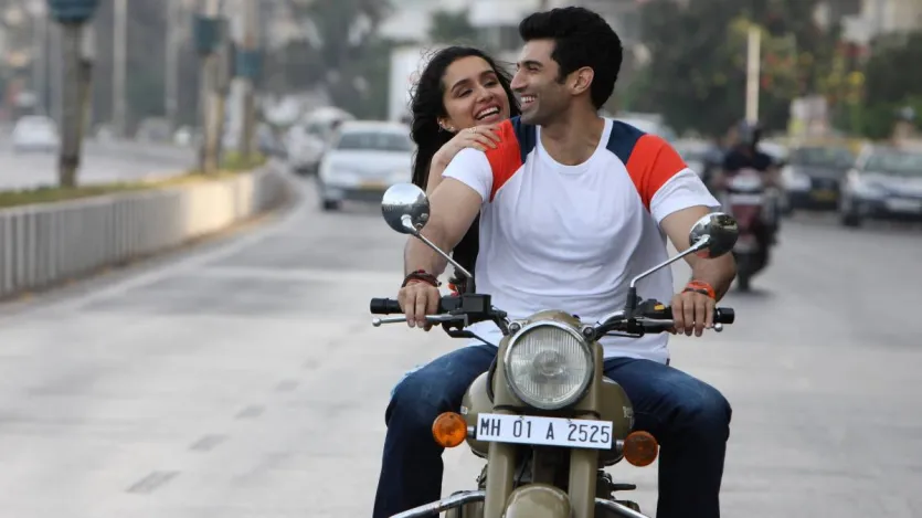 'Ok Jaanu' foi lançado no ano de 2017. Estrelando Aditya Roy Kapoor e Shraddha Kapoor, o filme conta a história de um jovem casal que decide viver juntos antes de se casar, mas o relacionamento deles é testado quando enfrentam desafios. Este filme também não recebeu muita resposta do público, mas sua história também tem poder. O filme está presente no Amazon Prime Video e na Netflix. 'Ok Jaanu' foi lançado no ano de 2017. Estrelando Aditya Roy Kapoor e Shraddha Kapoor, o filme conta a história de um jovem casal que decide viver juntos antes de se casar, mas o relacionamento deles é testado quando enfrentam desafios. Este filme também não recebeu muita resposta do público, mas sua história também tem poder. O filme está presente no Amazon Prime Video e na Netflix.