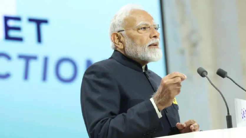 AI समिट में बोलते हुए पीएम मोदी ने बताया कि AI कैसे हमारी जिंदगी बदल रहा है? उन्होंने एआई के सकारात्मक पहलू के साथ-साथ इसके कई और पहलूओं पर हमें ध्यान देना पर जोर दिया है। साथ ही, पीएम मोदी ने इस इवेंट में इंडिया एआई मिशन का भी जिक्र किया और बताया कि हम जल्द ही स्वदेशी AI लार्ज लैंग्वेज मॉडल यानी LLM बनाने वाले हैं। AI समिट में बोलते हुए पीएम मोदी ने बताया कि AI कैसे हमारी जिंदगी बदल रहा है? उन्होंने एआई के सकारात्मक पहलू के साथ-साथ इसके कई और पहलूओं पर हमें ध्यान देना पर जोर दिया है। साथ ही, पीएम मोदी ने इस इवेंट में इंडिया एआई मिशन का भी जिक्र किया और बताया कि हम जल्द ही स्वदेशी AI लार्ज लैंग्वेज मॉडल यानी LLM बनाने वाले हैं।