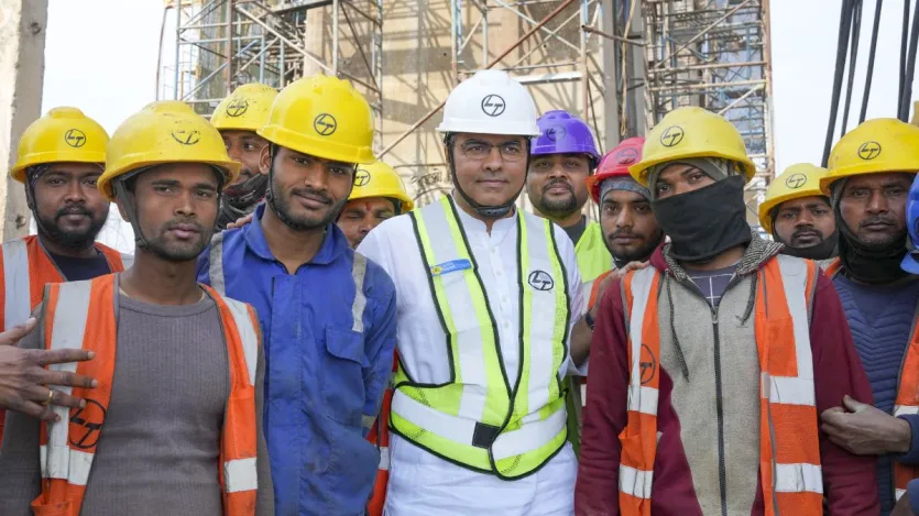 Pravesh Verma também tirou fotos com os trabalhadores trabalhando na Fase 3 de Barapula. Os trabalhadores pareciam felizes depois de encontrar o ministro da PWD entre eles.