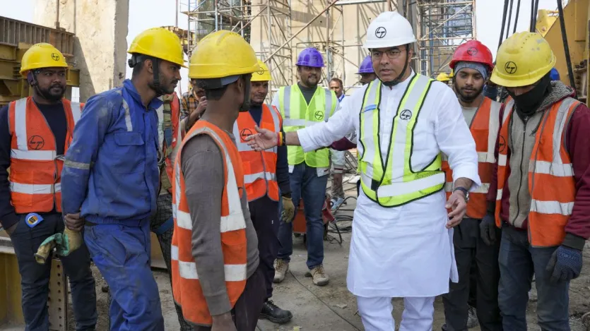 Nesta ocasião, Pravesh Verma foi visto testando de perto tudo. Ele também falou com os trabalhadores trabalhando lá e obteve informações sobre o projeto.