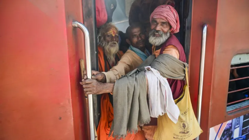 श्रद्धालुओं की भारी भीड़ को देखते हुए रेलवे ने भी दर्जनों स्पेशल ट्रेनें चलाई हैं। इस तस्वीर में कुछ साधु स्टेशन पर शायद ट्रेन के चलने की प्रतीक्षा कर रहे हैं।