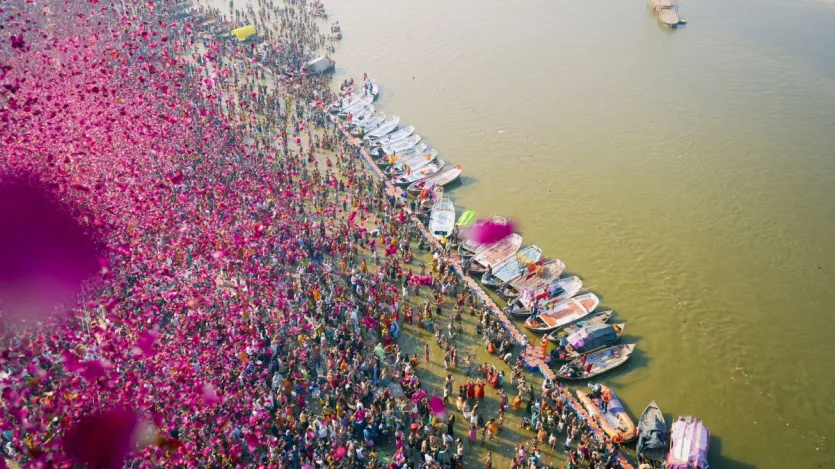 बुधवार तड़के से ही महिला, पुरुष, बुजुर्ग और बच्चों समेत श्रद्धालुओं का गंगा और संगम घाट की ओर आगमन जारी था। इस दौरान लोगों को उत्साह देखते ही बन रहा था। इस तस्वीर में भी श्रद्धालुओं पर पुष्पवर्षा हो रही है।