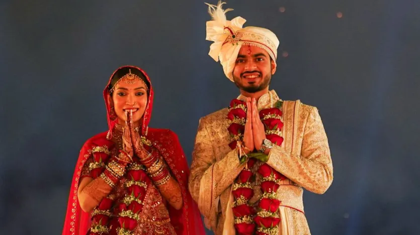 शिवराज ने कुणाल की पत्नी रिद्धि को अपनी बेटी बताते हुए X पर लिखा था, 'रिद्धि बहू नहीं, बेटी बनकर घर आ रही है। अपने परिवार में उसका स्वागत करते हुए दिल गर्व और खुशी से भर गया है।' शिवराज ने कुणाल की पत्नी रिद्धि को अपनी बेटी बताते हुए X पर लिखा था, 'रिद्धि बहू नहीं, बेटी बनकर घर आ रही है। अपने परिवार में उसका स्वागत करते हुए दिल गर्व और खुशी से भर गया है।'