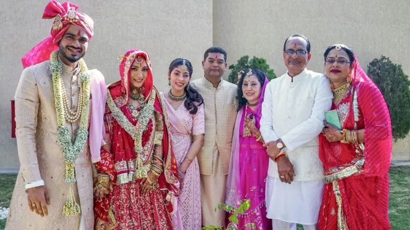 विवाह के बाद नवविवाहित जोड़े ने पौधारोपण भी किया। इस बारे में शिवराज ने लिखा, 'आज कुणाल और रिद्धि ने सात वचनों के साथ आठवां वचन पौधरोपण कर प्रकृति की सेवा के लिए लिया। यह वचन न केवल उनके प्रेम और संकल्प का प्रतीक है, बल्कि हमारी धरती मां के प्रति जिम्मेदारी और देखभाल करने का संदेश भी है।' विवाह के बाद नवविवाहित जोड़े ने पौधारोपण भी किया। इस बारे में शिवराज ने लिखा, 'आज कुणाल और रिद्धि ने सात वचनों के साथ आठवां वचन पौधरोपण कर प्रकृति की सेवा के लिए लिया। यह वचन न केवल उनके प्रेम और संकल्प का प्रतीक है, बल्कि हमारी धरती मां के प्रति जिम्मेदारी और देखभाल करने का संदेश भी है।'