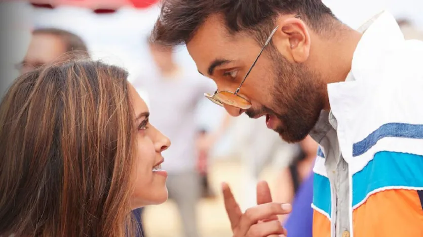 O 'Tamasha', estrelado por Ranbir Kapoor e Deepika Padukone, foi lançado em 2015. O filme mostrou a história de duas pessoas, que se encontram durante uma visita e depois se apaixonam. Mas suas experiências e medo anteriores os mantêm separados. O filme foi dirigido por Imtiaz Ali. Quando o filme foi lançado, ele não conseguiu fazer muita incrível nos cinemas, mas é contado em filmes clássicos. Você pode vê -lo no Netflix. O 'Tamasha', estrelado por Ranbir Kapoor e Deepika Padukone, foi lançado em 2015. O filme mostrou a história de duas pessoas, que se encontram durante uma visita e depois se apaixonam. Mas suas experiências e medo anteriores os mantêm separados. O filme foi dirigido por Imtiaz Ali. Quando o filme foi lançado, ele não conseguiu fazer muita incrível nos cinemas, mas é contado em filmes clássicos. Você pode vê -lo no Netflix.