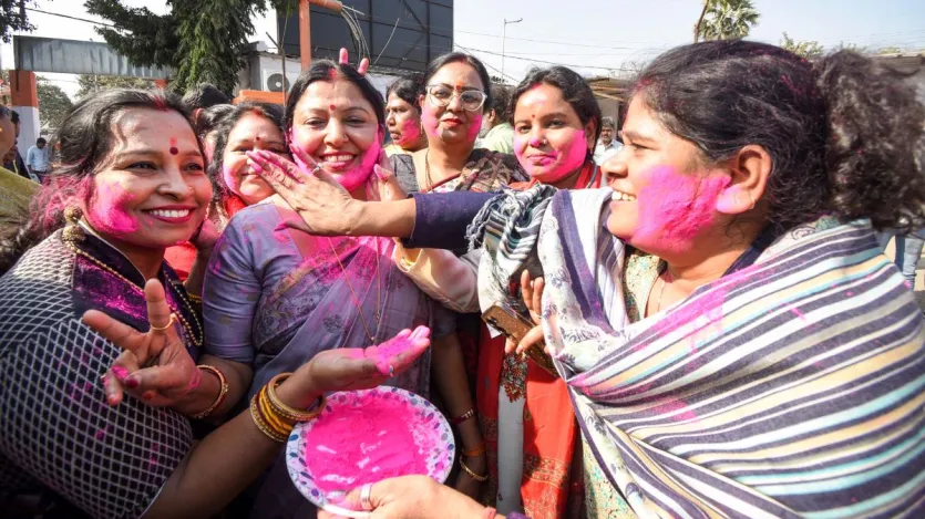 बिहार में भी दिल्ली बीजेपी की जीत का असर देखने को मिला। यहां भी भाजपा की महिला कार्यकर्ताओं ने दिल्ली में बीजेपी की जीत पर जश्न मनाया। भाजपा की महिला कार्यकर्ताओं ने एक-दूसरे को गुलाल लगाकर जीत की खुशी जाहिर की।