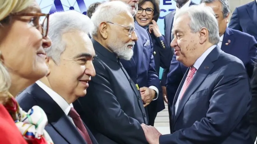 Secretário Geral das Nações Unidas Antonio Gutres cuidando do primeiro -ministro Narendra Modi Secretário Geral das Nações Unidas Antonio Gutres cuidando do primeiro -ministro Narendra Modi