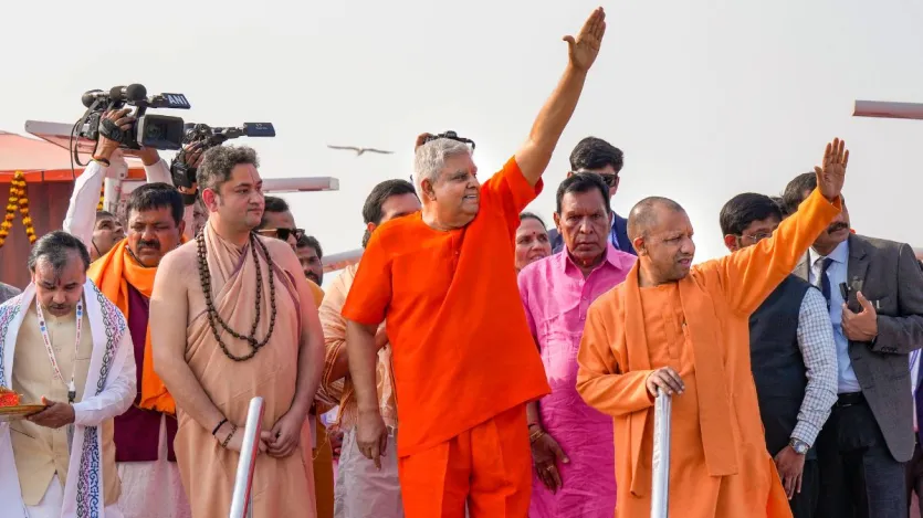 उपराष्ट्रपति जगदीप धनखड़ ने शनिवार को प्रयागराज महाकुंभ में पत्नी और परिवार के अन्य सदस्यों के साथ संगम में डुबकी लगाई और सूर्यदेव को अर्घ्य दिया। धनखड़ पत्नी और परिवार के अन्य सदस्यों के साथ हेलीकॉप्टर से तीर्थराज प्रयागराज पहुंचे, जहां हेलीपैड पर मुख्यमंत्री योगी आदित्यनाथ ने अंगवस्त्र ओढ़ाकर उनका स्वागत किया। उपराष्ट्रपति जगदीप धनखड़ ने शनिवार को प्रयागराज महाकुंभ में पत्नी और परिवार के अन्य सदस्यों के साथ संगम में डुबकी लगाई और सूर्यदेव को अर्घ्य दिया। धनखड़ पत्नी और परिवार के अन्य सदस्यों के साथ हेलीकॉप्टर से तीर्थराज प्रयागराज पहुंचे, जहां हेलीपैड पर मुख्यमंत्री योगी आदित्यनाथ ने अंगवस्त्र ओढ़ाकर उनका स्वागत किया।