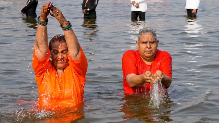 यहां से वह अरैल संगम घाट की ओर बढ़े, जहां क्रूज पर सवार होकर उन्होंने नौकायन का आनंद लिया और त्रिवेणी संगम में चिह्नित स्थान पर स्नान किया। धनखड़ ने स्वस्ति वाचन की गूंज के बीच संगम में आस्था की डुबकी लगाई। यहां से वह अरैल संगम घाट की ओर बढ़े, जहां क्रूज पर सवार होकर उन्होंने नौकायन का आनंद लिया और त्रिवेणी संगम में चिह्नित स्थान पर स्नान किया। धनखड़ ने स्वस्ति वाचन की गूंज के बीच संगम में आस्था की डुबकी लगाई।