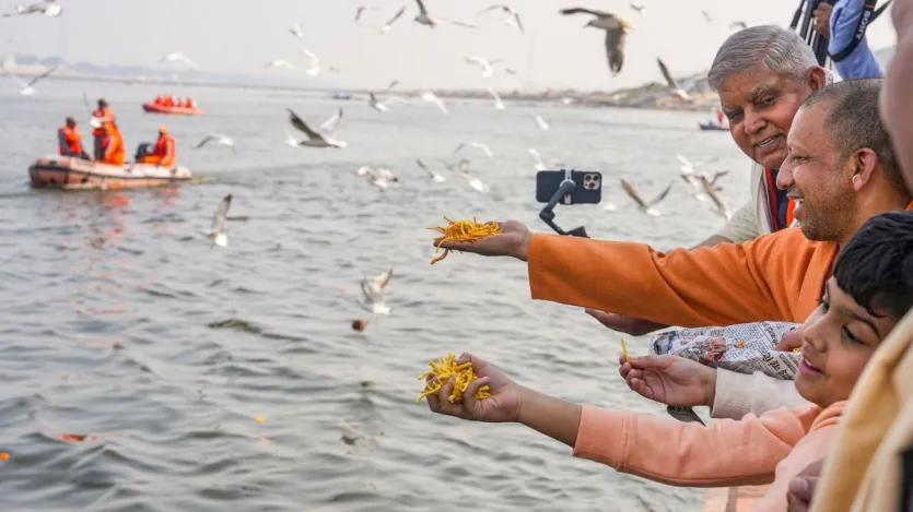 स्नान के दौरान वृंदावन के मुख्य पुजारी पुंडरीक गोस्वामी ने पूजा-अर्चना की। नौकायन के दौरान साइबेरियन पक्षियों को देखकर उपराष्ट्रपति उत्साहित नजर आए। उन्होंने कलरव करते पक्षियों को दाना डाला और परिजनों समेत इस क्षण का आनंद लिया। नौकायन के दौरान उन्होंने मुख्यमंत्री से त्रिवेणी संगम के महात्म्य के बारे में जाना। स्नान के दौरान वृंदावन के मुख्य पुजारी पुंडरीक गोस्वामी ने पूजा-अर्चना की। नौकायन के दौरान साइबेरियन पक्षियों को देखकर उपराष्ट्रपति उत्साहित नजर आए। उन्होंने कलरव करते पक्षियों को दाना डाला और परिजनों समेत इस क्षण का आनंद लिया। नौकायन के दौरान उन्होंने मुख्यमंत्री से त्रिवेणी संगम के महात्म्य के बारे में जाना।