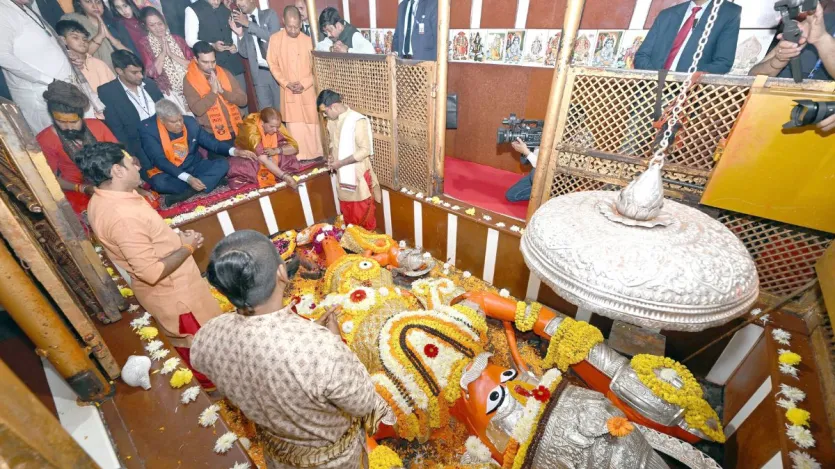 त्रिवेणी संगम पर स्नान के बाद उपराष्ट्रपति ने पत्नी और परिवार के अन्य सदस्यों के साथ सरस्वती कूप, अक्षय वट और बड़े हनुमान मंदिर में विधि विधान से पूजा-अर्चना की। बड़े हनुमान मंदिर में धनखड़ ने महाबली हनुमान को रोली, वस्त्र, जनेऊ, सिंदूर, लाल चंदन, माला, धूप-दीप, नैवेद्य अर्पित किया और परिक्रमा भी की। त्रिवेणी संगम पर स्नान के बाद उपराष्ट्रपति ने पत्नी और परिवार के अन्य सदस्यों के साथ सरस्वती कूप, अक्षय वट और बड़े हनुमान मंदिर में विधि विधान से पूजा-अर्चना की। बड़े हनुमान मंदिर में धनखड़ ने महाबली हनुमान को रोली, वस्त्र, जनेऊ, सिंदूर, लाल चंदन, माला, धूप-दीप, नैवेद्य अर्पित किया और परिक्रमा भी की।