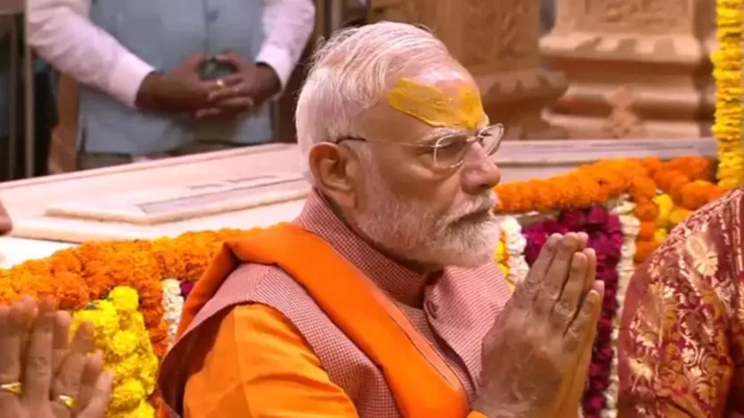 O primeiro-ministro Narendra Modi ofereceu no domingo orações no templo de Somnath, localizado no distrito de Gir Somnath, no segundo dia da visita de três dias ao seu estado natal, Gujarat. Modi visitou e orou no primeiro templo Shiva dos 12 Jyotirlingas em Prabhas Patan. O primeiro-ministro Narendra Modi ofereceu no domingo orações no templo de Somnath, localizado no distrito de Gir Somnath, no segundo dia da visita de três dias ao seu estado natal, Gujarat. Modi visitou e orou no primeiro templo Shiva dos 12 Jyotirlingas em Prabhas Patan.
