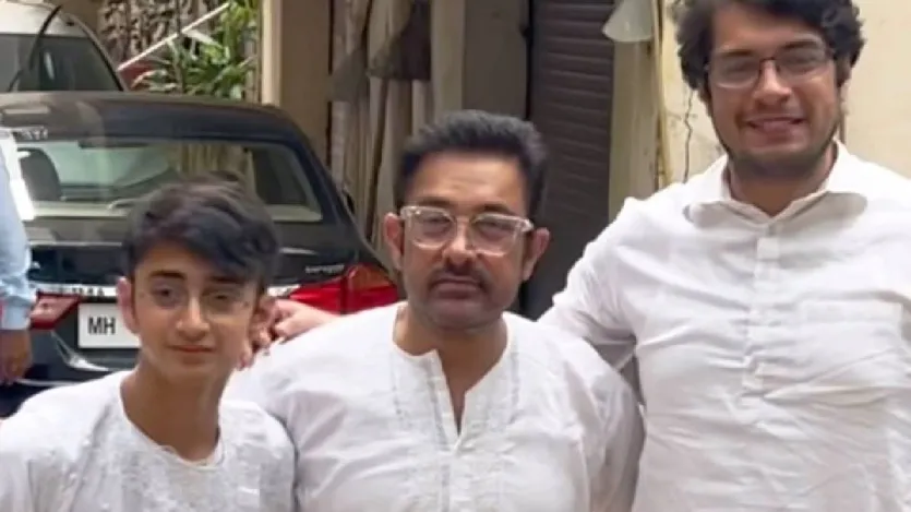 आमिर खान ने हमेशा की तरह इस बार भी अपनी फैमिली के साथ ईद सेलिब्रेट की। इस दौरान उन्होंने बाहर आकर अपने बच्चों जुनैद और आजाद के साथ पैप्स के लिए पोज दिए और फिर ईद की मुबारकबाद देते हुए मिठाई भी बांटी। इस दौरान अभिनेता की एक्स वाइफ किरण राव भी उनके साथ मौजूद रहीं। आमिर खान ने हमेशा की तरह इस बार भी अपनी फैमिली के साथ ईद सेलिब्रेट की। इस दौरान उन्होंने बाहर आकर अपने बच्चों जुनैद और आजाद के साथ पैप्स के लिए पोज दिए और फिर ईद की मुबारकबाद देते हुए मिठाई भी बांटी। इस दौरान अभिनेता की एक्स वाइफ किरण राव भी उनके साथ मौजूद रहीं।