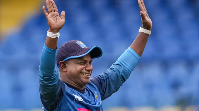 सनथ जयसूर्या IPL इतिहास में सबसे ज्यादा उम्र में शतक जड़ने के मामले में दूसरे नंबर हैं। जयसूर्या ने IPL 2008 में मुंबई इंडियंस के लिए 38 साल 319 दिन की उम्र में सैकड़ा जड़ा था। उनका ये शतक चेन्नई सुपर किंग्स के खिलाफ आया था। उन्होंने 48 गेंदों पर नाबाद 114 रनों की पारी खेली थी।   