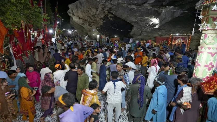 मंदिर एक प्राकृतिक गुफा के भीतर स्थित है। यहां कोई भव्य इमारत नहीं है, बल्कि गुफा के अंदर ही देवी की पिंडी (प्रतिमा) स्थापित है। मंदिर के चारों ओर का वातावरण अत्यंत शांतिपूर्ण और प्राकृतिक सौंदर्य से भरपूर है। पहाड़ों और रेगिस्तानी इलाके से घिरे इस मंदिर तक पहुंचने के लिए श्रद्धालुओं को कठिन यात्रा करनी पड़ती है।