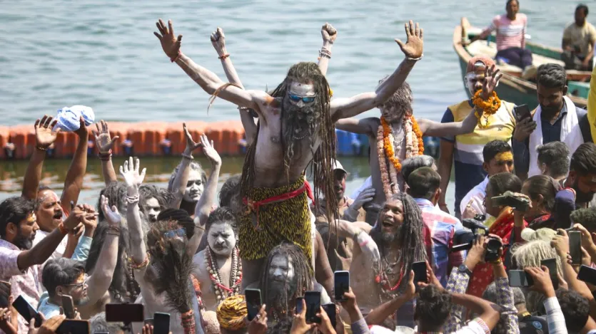 वाराणसी के हरिश्चंद्र घाट पर मसाने की होली खेलते साधु-संत और अन्य। बता दें कि मसाने की होली श्मशान में चिताओं की राख से खेली जाती है।