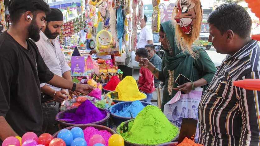 अब होली आने वाली है तो खरीदारी भी जरूरी है। होली के त्योहार से पहले देहरादून में लोगों ने जमकर रंग और गुलाल खरीदा।