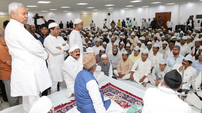 Antes de Rosa Iftar, Sajjadanshin Hazrat Syed Shah Shamimuddin Ahmed Munami, de Mittan Ghat, lançou luz sobre a importância do Ramadã e Roja e orou coletivamente.