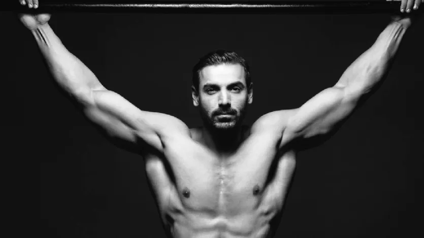 बता दें कि जॉन अब्राहम स्टारर फिल्म  'द डिप्लोमेट'  को शिवम नायर ने डायरेक्ट किया है। इस फिल्म में जॉन के साथ 28 साल की हीरोइन सादिया खतीब नजर आई हैं। सादिया खतीब की भी ये तीसरी फिल्म है जो लगातार बॉक्स ऑफिस पर फ्लॉप रही है। इससे पहले सादिया ने 'शिकारा' से डेब्यू किया था। 