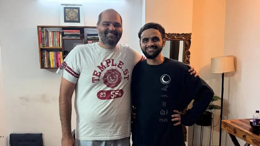 Em 2017, a Kamra lançou um podcast de comédia política com Ramit Verma. O show é composto por políticos e ativistas de várias ideologias. Eles levantam questões nacionais e os discutem de maneira engraçada e bondade. O show tem sido muito popular, mas, além disso, houve uma longa lista de controvérsias de Kamra. Ele fez comentários comentados várias vezes antes de Eknath Shinde. Em 2017, a Kamra lançou um podcast de comédia política com Ramit Verma. O show é composto por políticos e ativistas de várias ideologias. Eles levantam questões nacionais e os discutem de maneira engraçada e bondade. O show tem sido muito popular, mas, além disso, houve uma longa lista de controvérsias de Kamra. Ele fez comentários comentados várias vezes antes de Eknath Shinde.