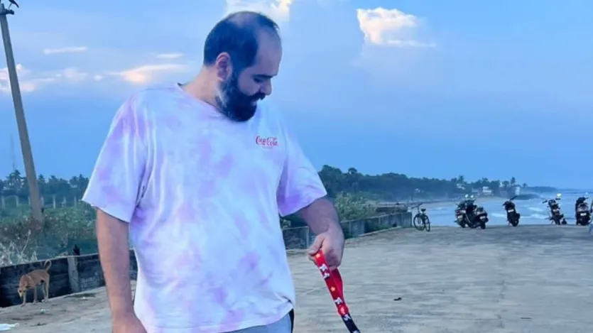 Nascido em 3 de outubro de 1988 em Mumbai, Kunal Kamra estudou comércio do Jai Hind College. No entanto, ele deixou o estudo no meio e começou a trabalhar como assistente de produção na produtora de filmes de filmes de publicidade Films Corkois, administrados por Prasoon Pandey. Depois de passar 11 anos lá, ele iniciou uma comédia de stand-up no famoso Clube de Ri do Canvas em Mumbai em 2013. Nascido em 3 de outubro de 1988 em Mumbai, Kunal Kamra estudou comércio do Jai Hind College. No entanto, ele deixou o estudo no meio e começou a trabalhar como assistente de produção na produtora de filmes de filmes de publicidade Films Corkois, administrados por Prasoon Pandey. Depois de passar 11 anos lá, ele iniciou uma comédia de stand-up no famoso Clube de Ri do Canvas em Mumbai em 2013.