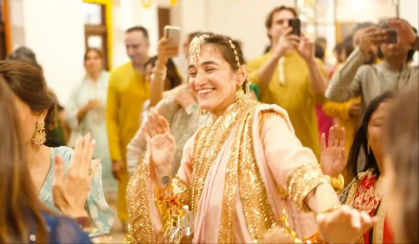 कैटरीना कैफ ने हाल ही में अपनी सबसे अच्छी दोस्त की शादी में ब्राइड्समेड बन सभी का दिल जीत लिया था। शादी के दौरान एक्ट्रेस के डांस की कुछ इनसाइड तस्वीरें और वीडियो पहले ही इंटरनेट पर छाई हैं। अब, कैटरीना ने दुल्हन के लिए एक दिल को छू लेने वाला नोट लिखा है। उन्होंने अपनी जर्नी को याद किया और अपनी दोस्त को एक हीरा बताया। कैटरीना कैफ ने हाल ही में अपनी सबसे अच्छी दोस्त की शादी में ब्राइड्समेड बन सभी का दिल जीत लिया था। शादी के दौरान एक्ट्रेस के डांस की कुछ इनसाइड तस्वीरें और वीडियो पहले ही इंटरनेट पर छाई हैं। अब, कैटरीना ने दुल्हन के लिए एक दिल को छू लेने वाला नोट लिखा है। उन्होंने अपनी जर्नी को याद किया और अपनी दोस्त को एक हीरा बताया।