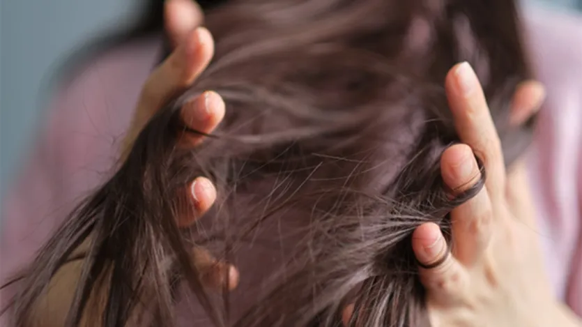Envolvendo uma toalha em cabelos embebidos após o banho pode causar perda de cabelo. Porque causa o cabelo. Ao fazer isso, as veias do cabelo começam a enfraquecer. Ao mesmo tempo, o brilho do cabelo também pode ser perdido Envolvendo uma toalha em cabelos embebidos após o banho pode causar perda de cabelo. Porque causa o cabelo. Ao fazer isso, as veias do cabelo começam a enfraquecer. Ao mesmo tempo, o brilho do cabelo também pode ser perdido