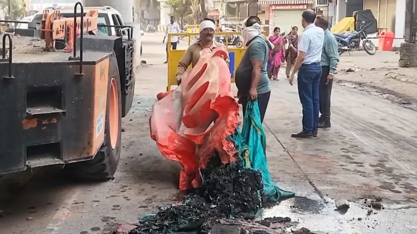 अधिकारियों ने कहा कि सोमवार शाम करीब साढ़े सात बजे मध्य नागपुर के चिटनिस पार्क इलाके में तब हिंसा भड़क उठी जब अफवाह फैली कि औरंगजेब की कब्र को हटाने के लिए एक दक्षिणपंथी संगठन द्वारा किए गए आंदोलन के दौरान धर्मग्रंथ जलाया गया है।