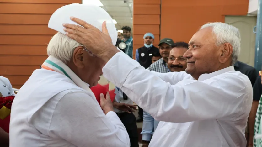 Nesta ocasião, o ministro -chefe Nitish Kumar recebeu o governador Arif Mohammad Khan, oferecendo flores e vestindo um boné e Safa. O ministro -chefe deu as boas -vindas a todos os convidados e Rojedars, por sua vez.